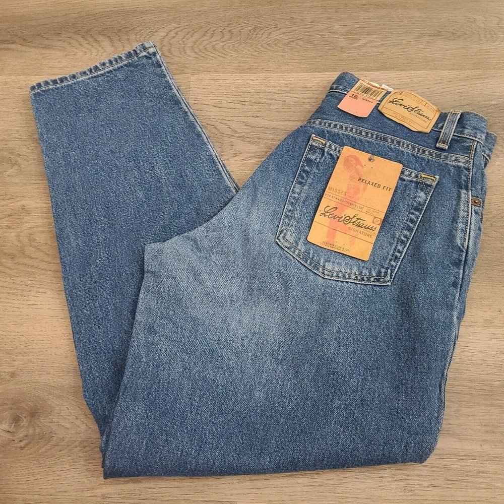 NWT Levi Signature Relaxed Fit Strauss Jeans Misses Size‎ 16  Inseam=30"